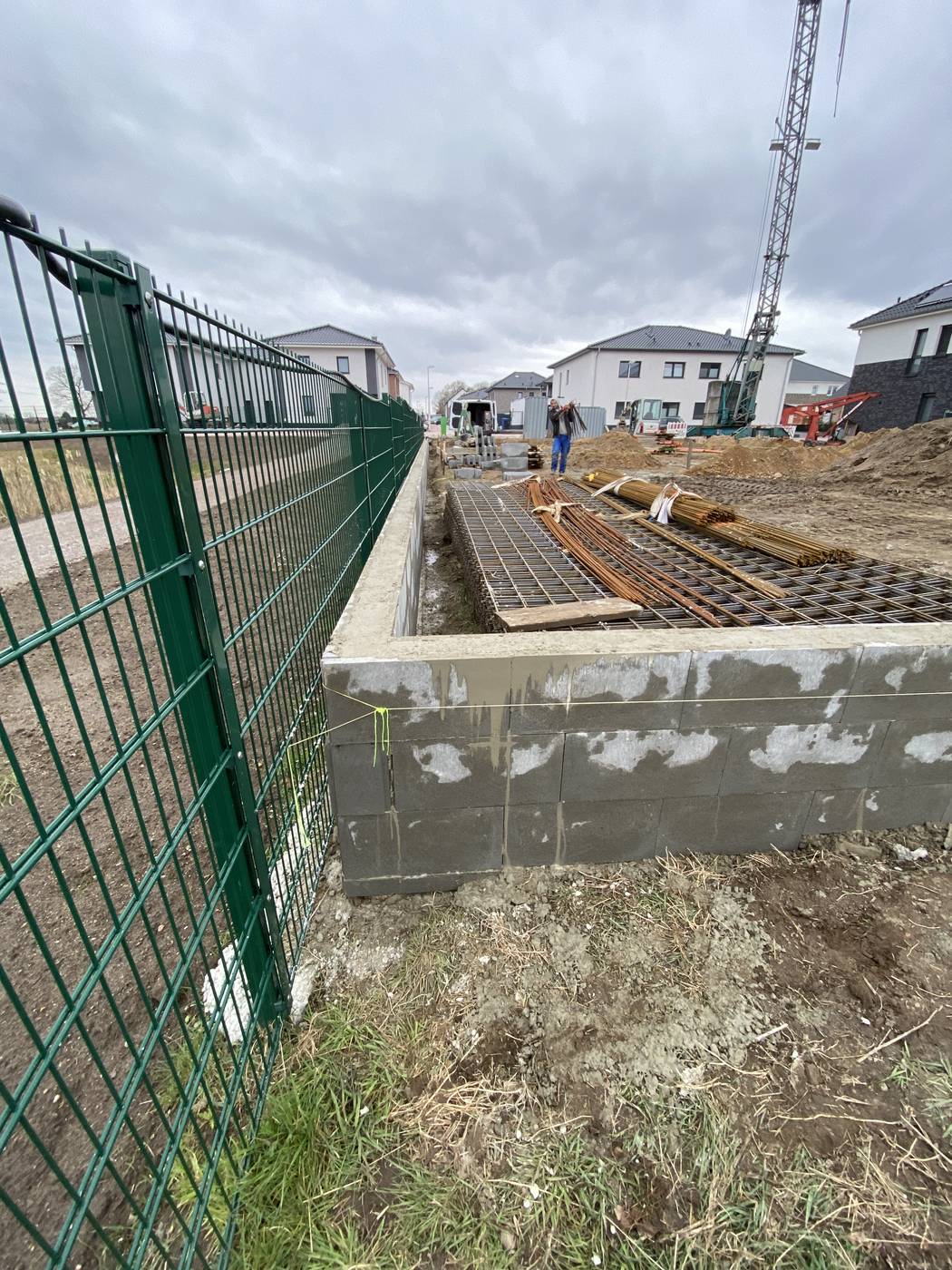Fundament aus Schalungssteinen, Bewehrungsmatten und Baustahl liegen bereit